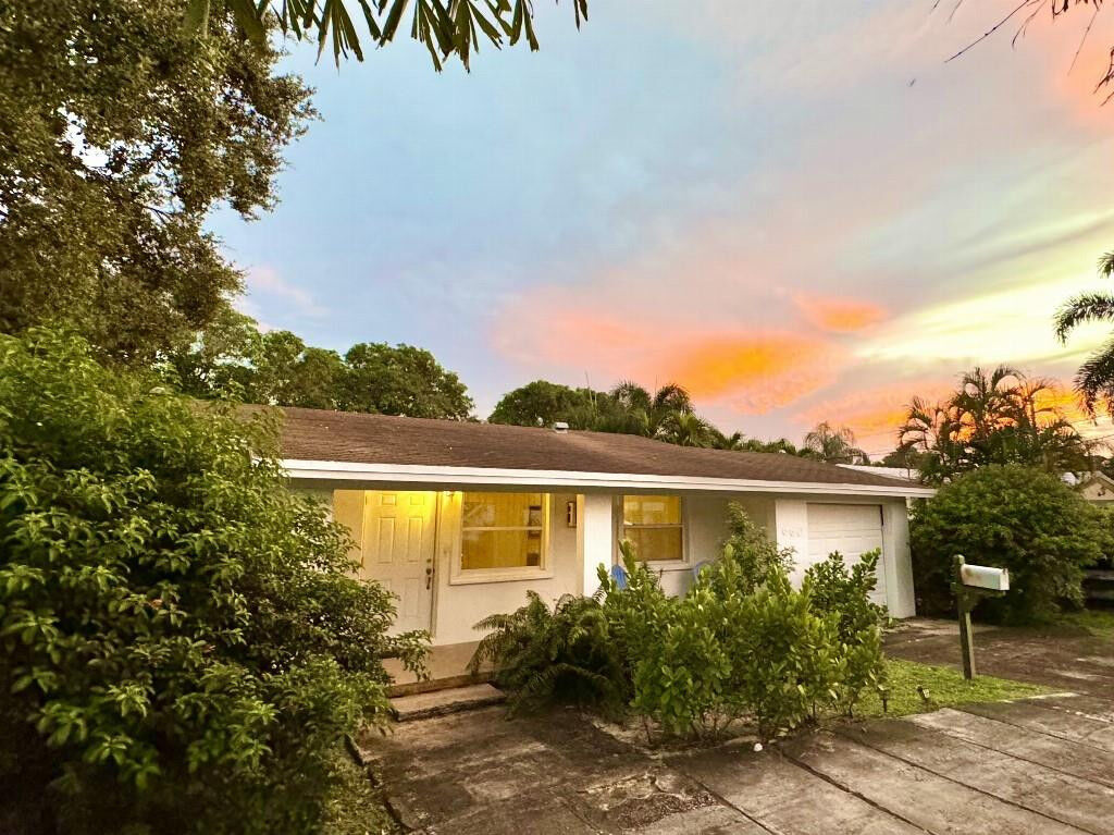 Property Photo:  660 NE 33rd Street  FL 33334 