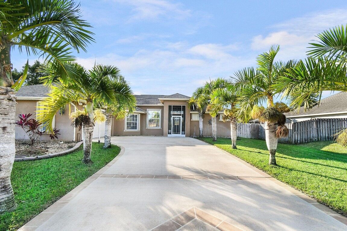 Property Photo:  110 NW Aileen Street  FL 34983 