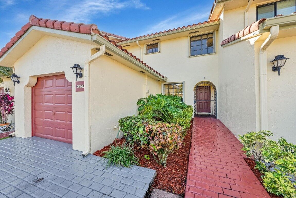 Property Photo:  9620 Alcazar Lane B  FL 33324 