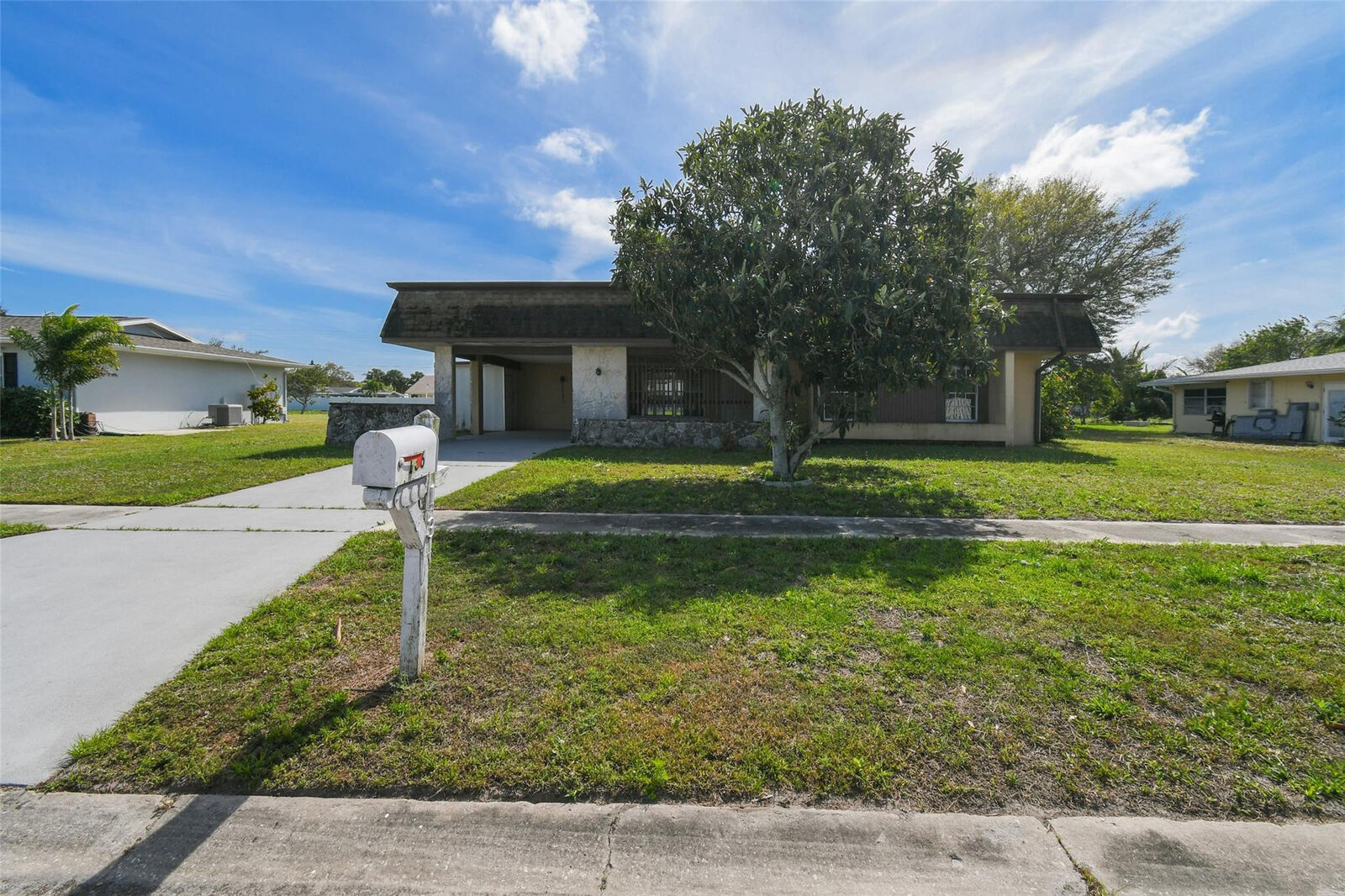 Property Photo:  136 SE Selva Court  FL 34983 