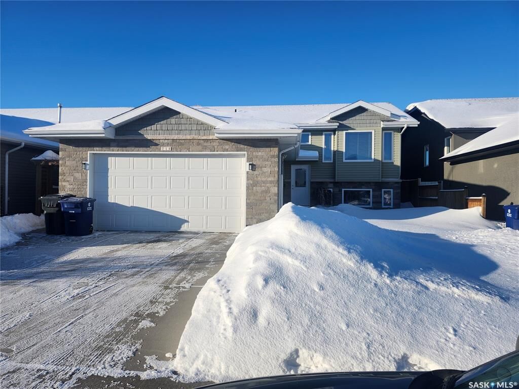 Property Photo:  715 White Oak Avenue  SK S0K 0A1 