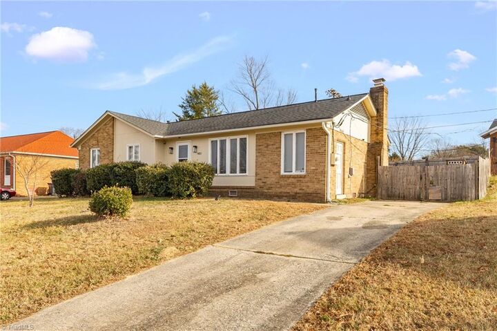 Property Photo:  1402 Wayside Drive  NC 27405 