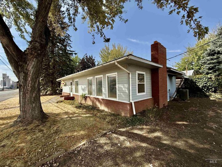Property Photo:  2395 Villard St  WA 99347 