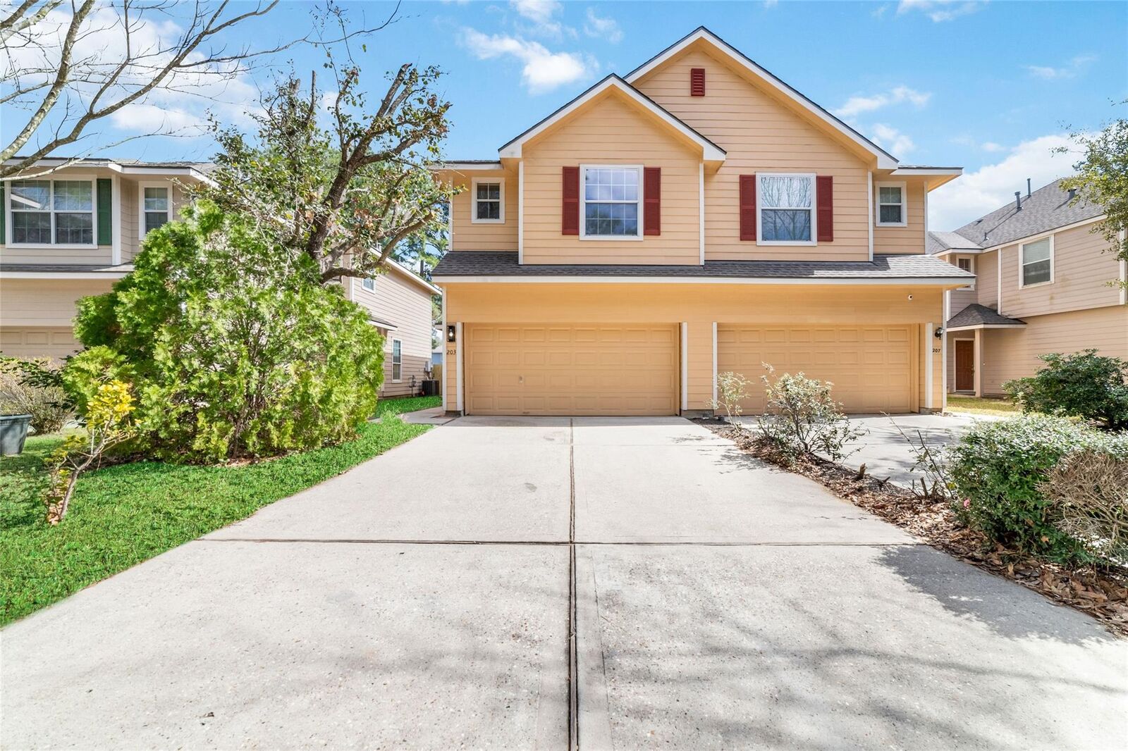 Property Photo:  203 W Stedhill Loop  TX 77384 