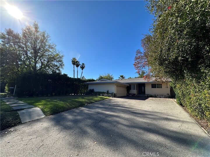 Property Photo:  5339 Hazeltine Avenue  CA 91401 