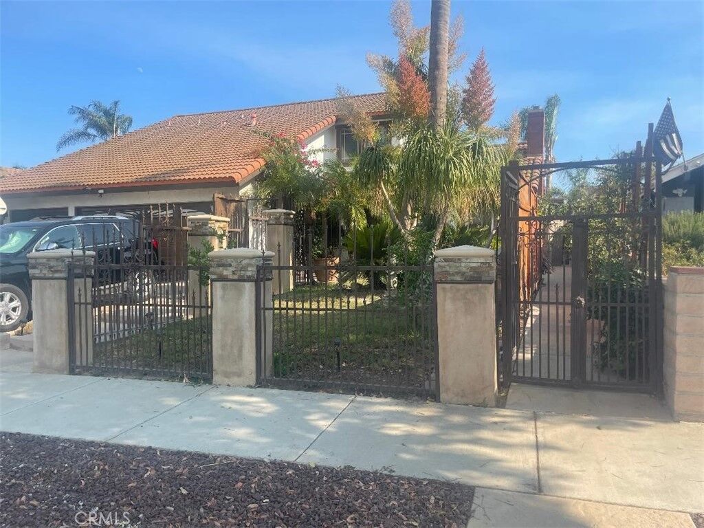 Property Photo: 1426 E Tam O Shanter CA 91761