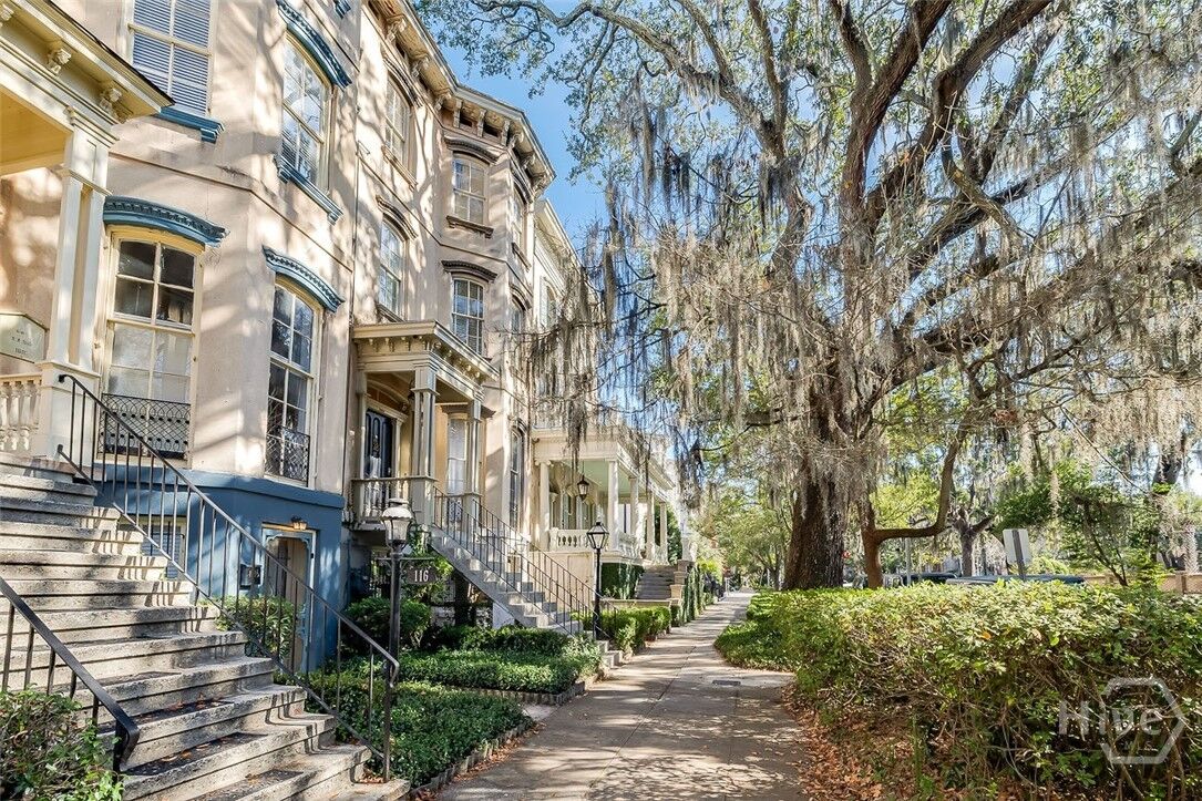 Property Photo:  118 E Gaston Street  GA 31401 