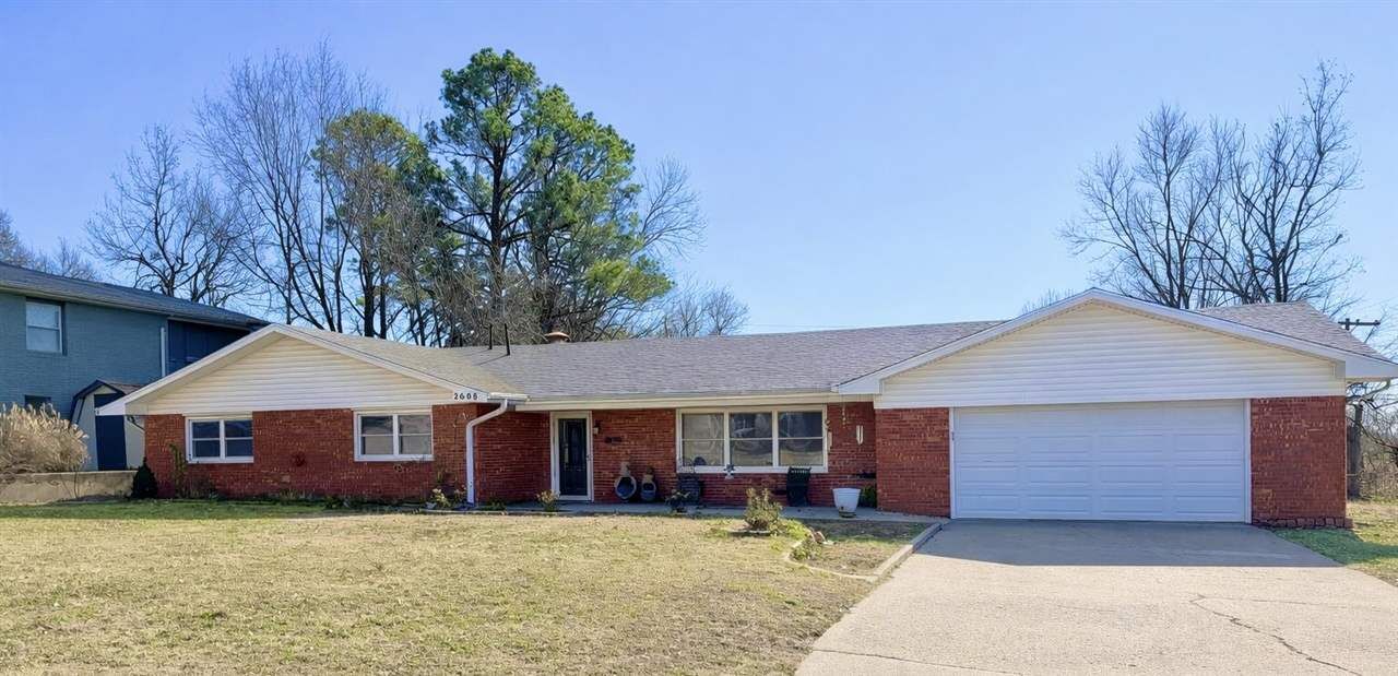 Property Photo:  2608 Burgundy Pl  OK 74604 