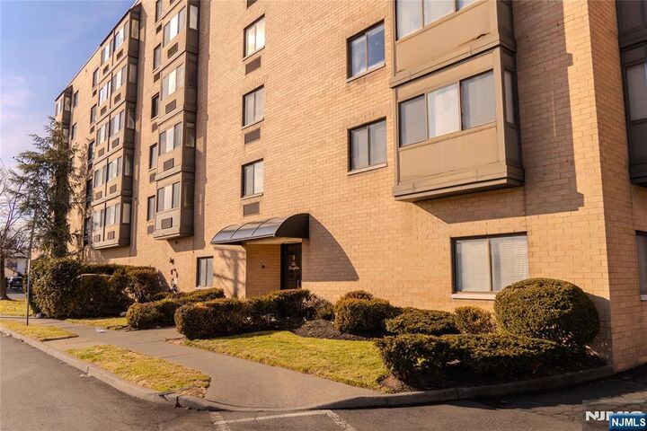 Property Photo:  5 Linden Street 2H  NJ 07601 