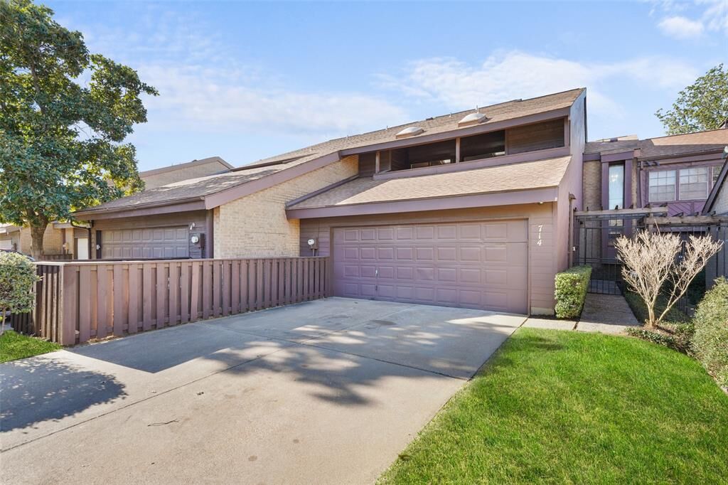 Property Photo:  714 Oakwood Trail  TX 76112 