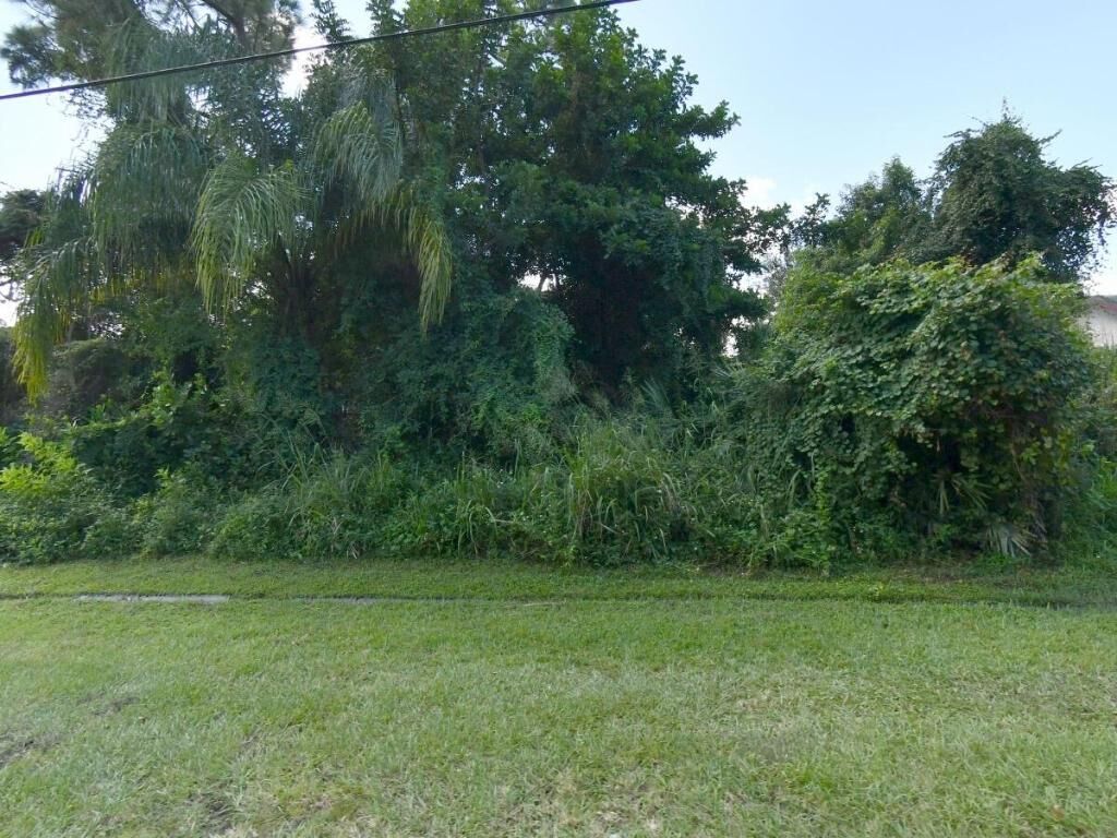 Property Photo:  232 SW Crescent Avenue  FL 34984 