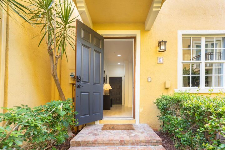 Property Photo:  72 SE 6th Avenue H  FL 33483 