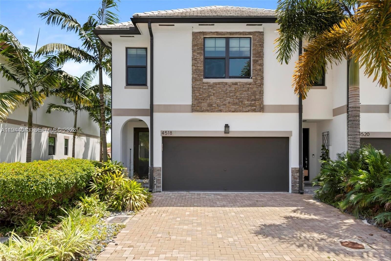 Property Photo:  4518 E Aqua Bella Ln  FL 33312 