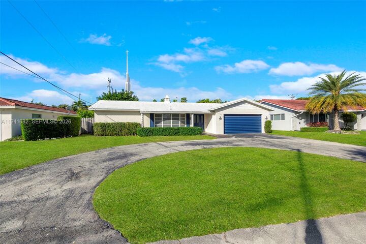 Property Photo:  5561 NE 26th Ave  FL 33308 