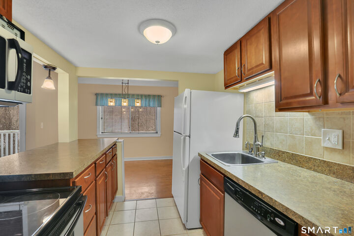 Property Photo:  7 Brookwood Drive Apt F  CT 06067 