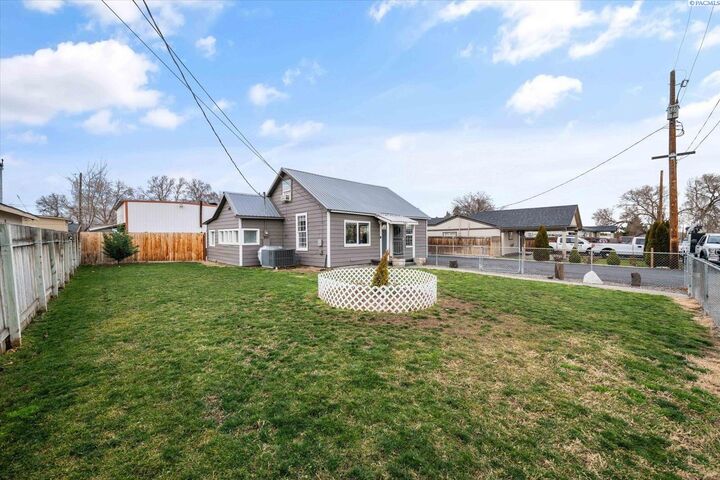 Property Photo:  406 S Fir St  WA 99336 