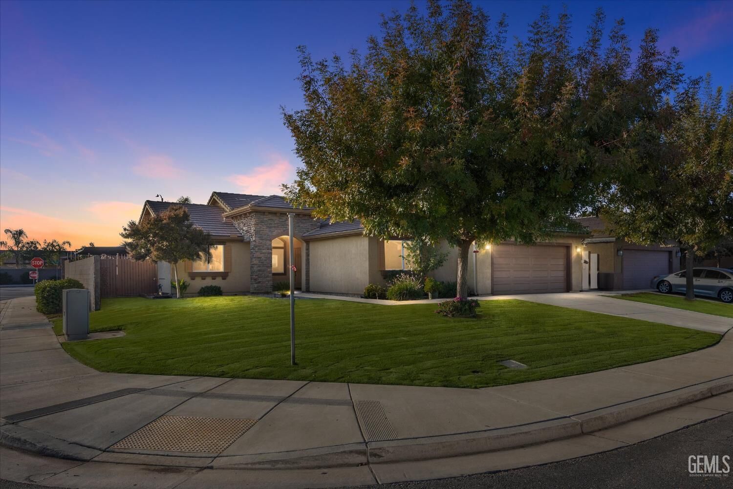 Property Photo: 6911 Catalina Creek Way CA 93311