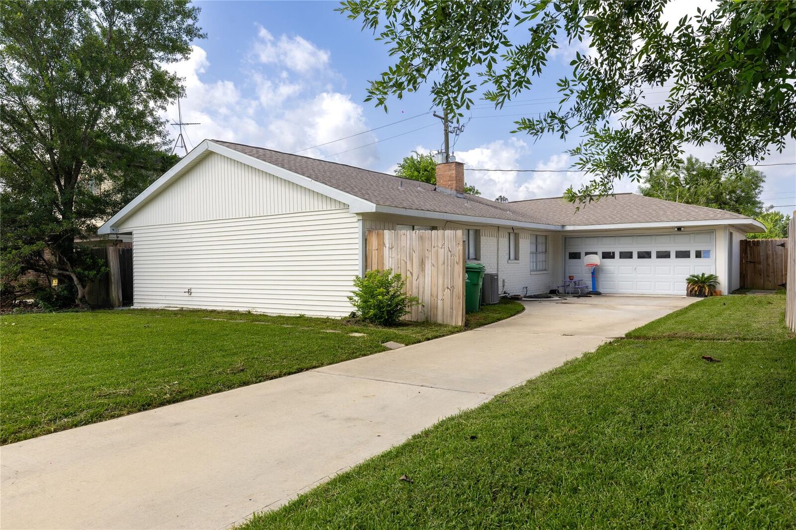 Property Photo:  11106 Sagehill Drive  TX 77089 