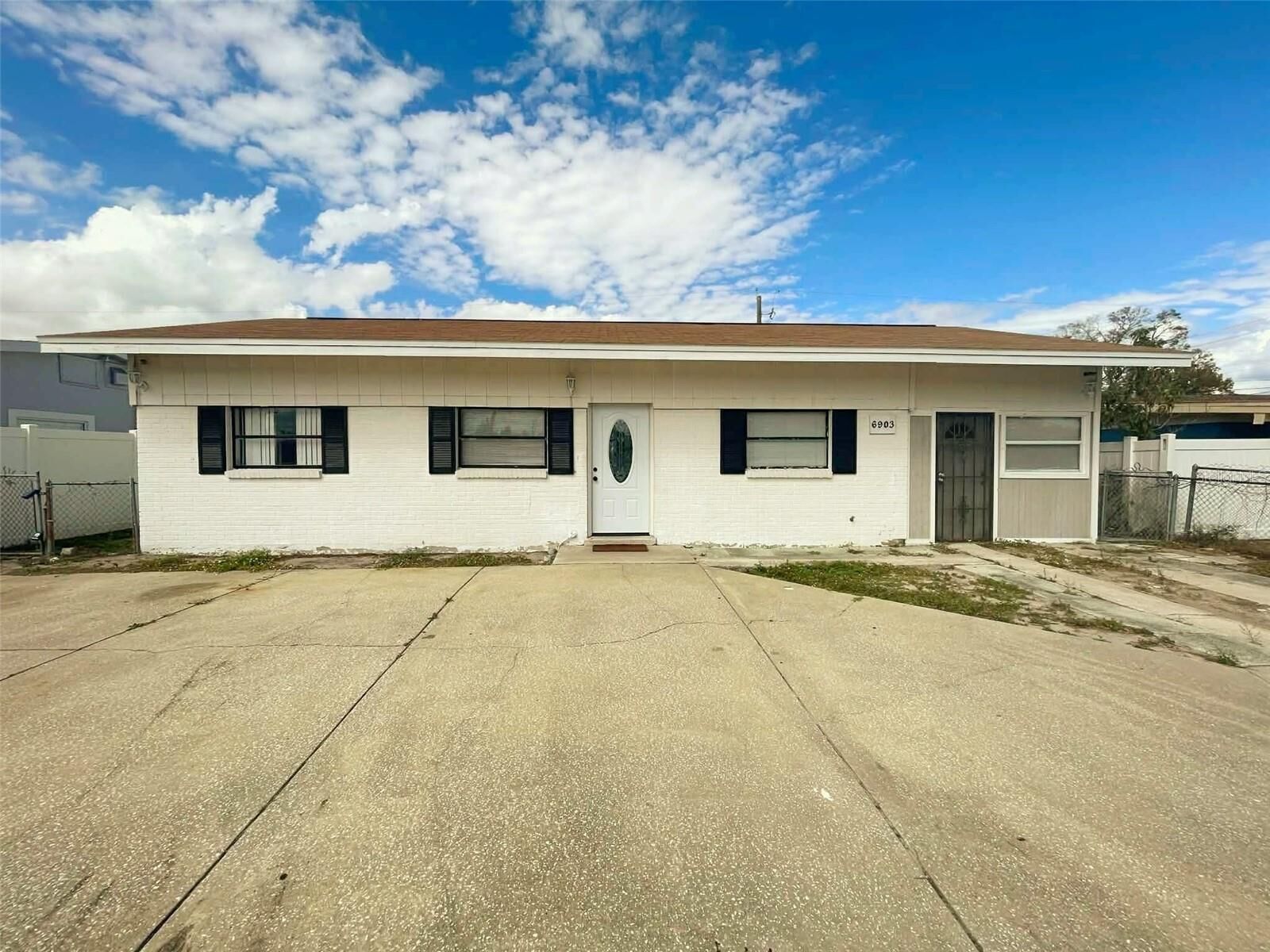 Property Photo: 6903 Larmon Street FL 33634