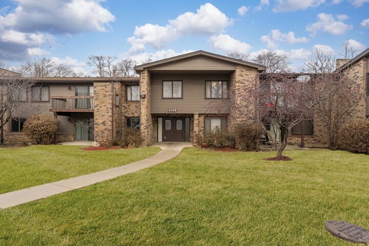 Property Photo: 1132 E Randville Drive 2H IL 60074