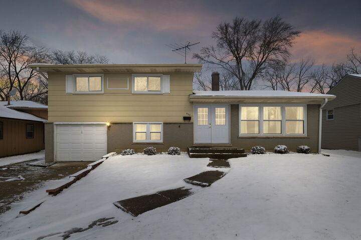 Property Photo:  920 Valley Stream Drive  IL 60090 