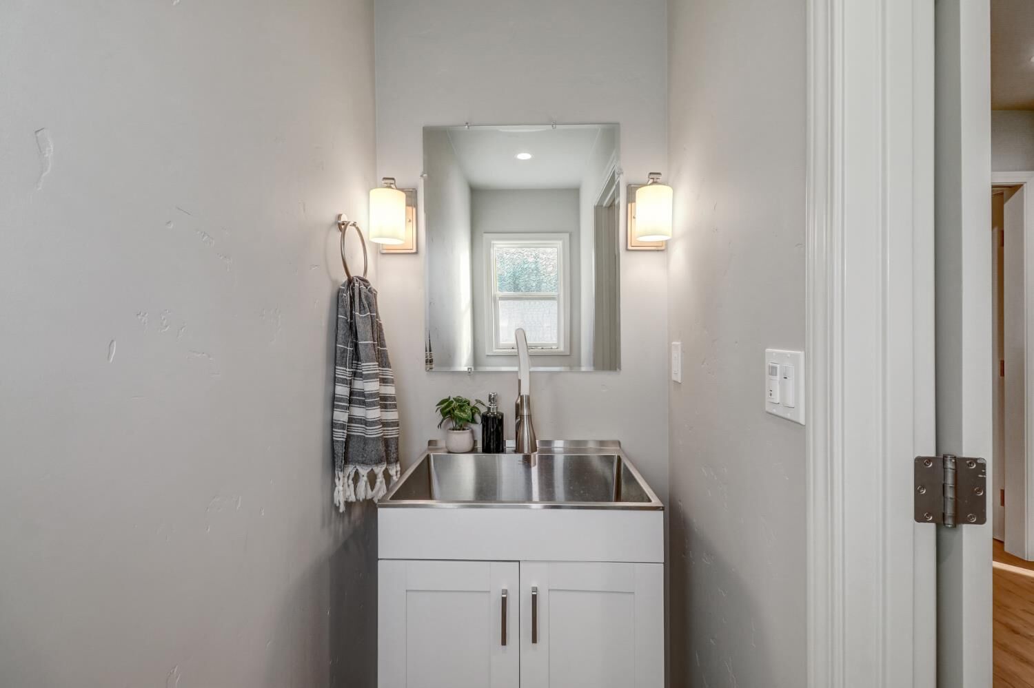 Property Photo:  1437 El Tejon Way  CA 95864 