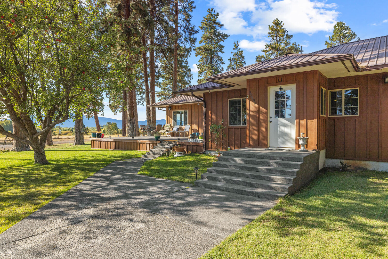 Property Photo:  32486 Modoc Point Road  OR 97624 