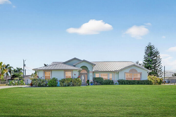 Property Photo:  184 SW Uneeda Place  FL 34953 