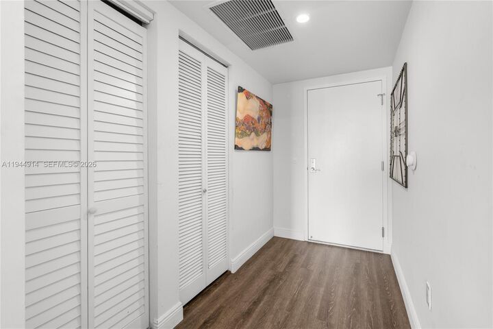 Property Photo:  185 SW 7th St 2702  FL 33130 