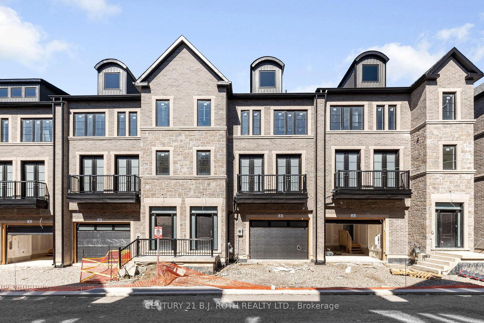 Property Photo:  260 Eagle Street 6  ON L3Y 1K1 