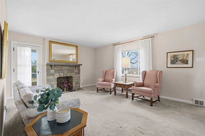 Property Photo: 4431 E Lawnview Ave PA 15227