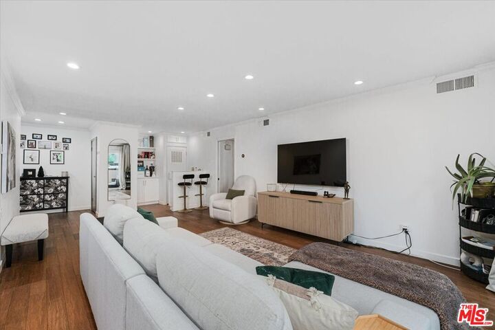 Property Photo:  1121 N Olive Dr  CA 90069 