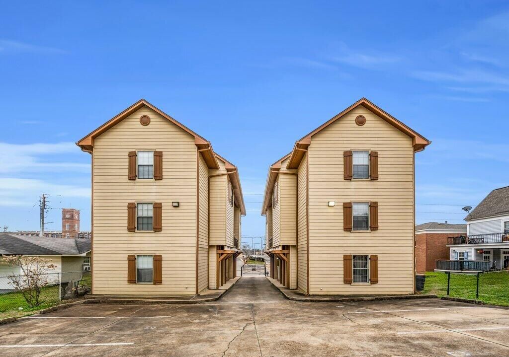 Property Photo:  601-B Russell St.  MS 39759 