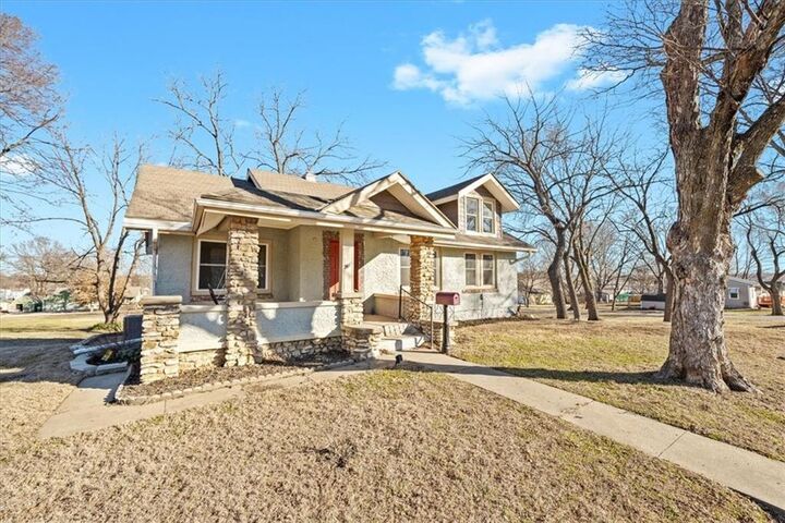 Property Photo:  904 E Kaskaskia Street  KS 66071 