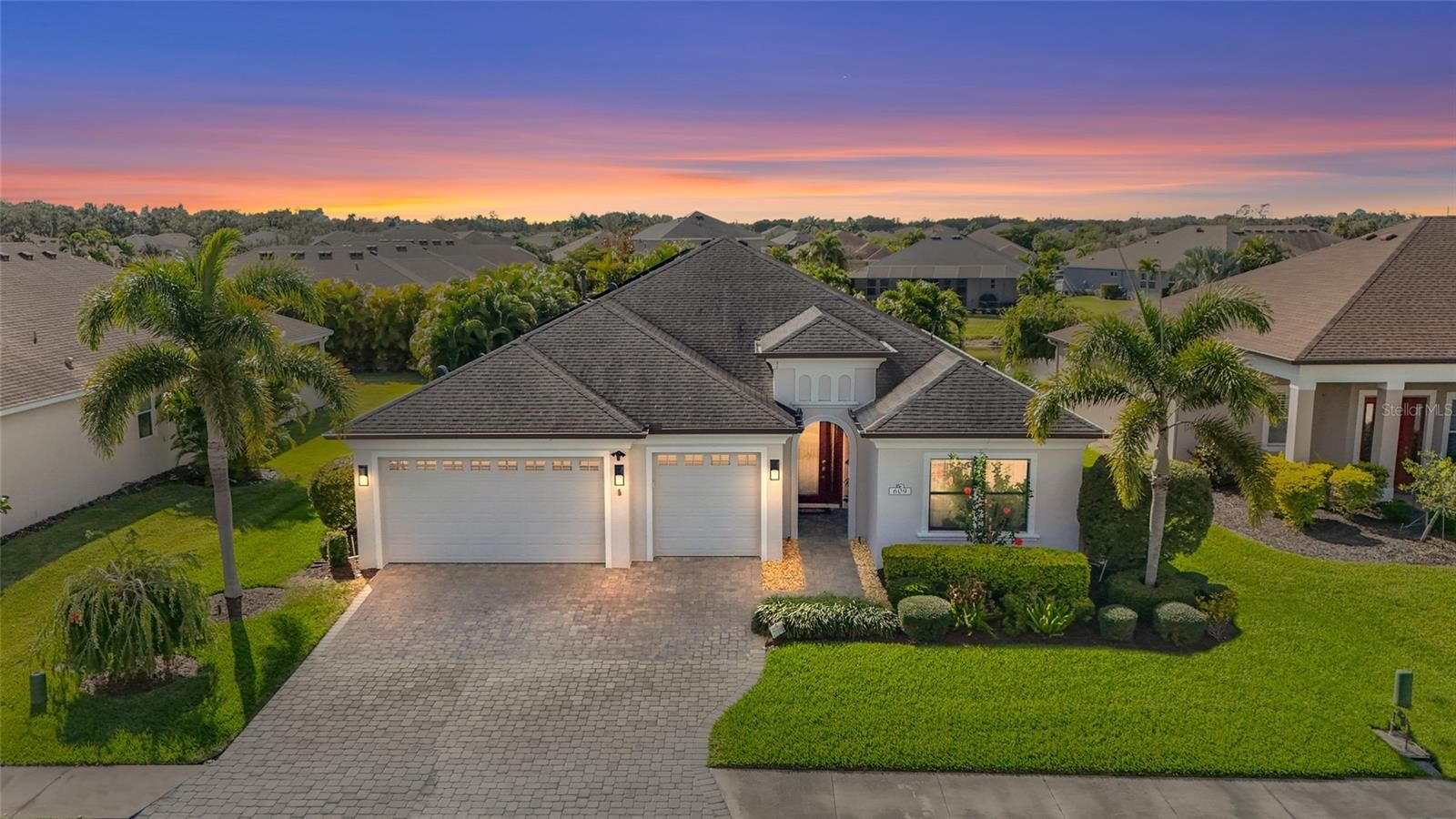 Property Photo: 609 Rosemary Circle FL 34212