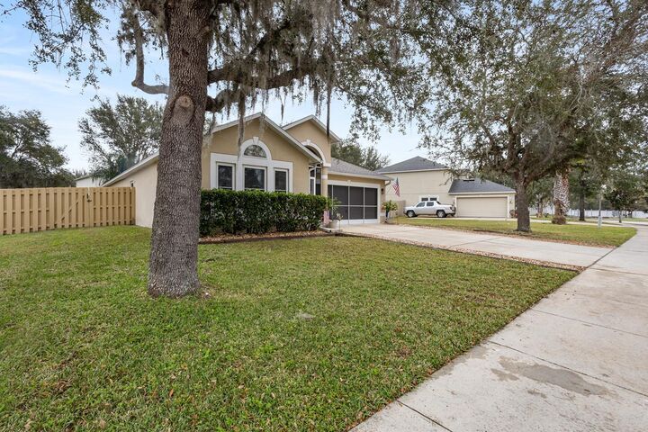 Property Photo:  1030 Tawny Eagle Drive  FL 34736 