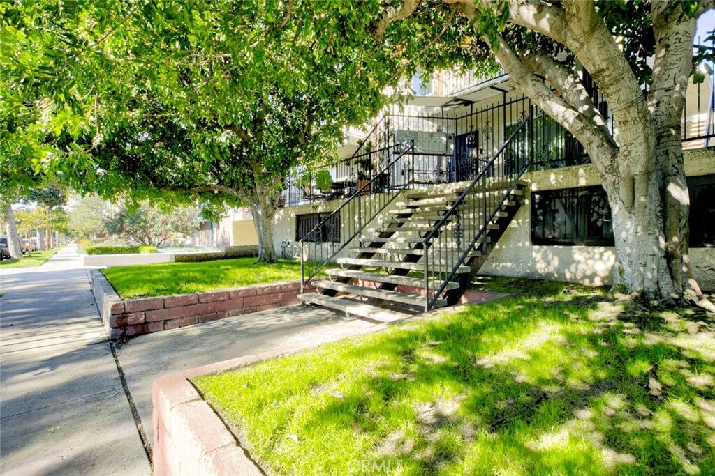 Property Photo:  909 E Garfield Avenue 4  CA 91205 
