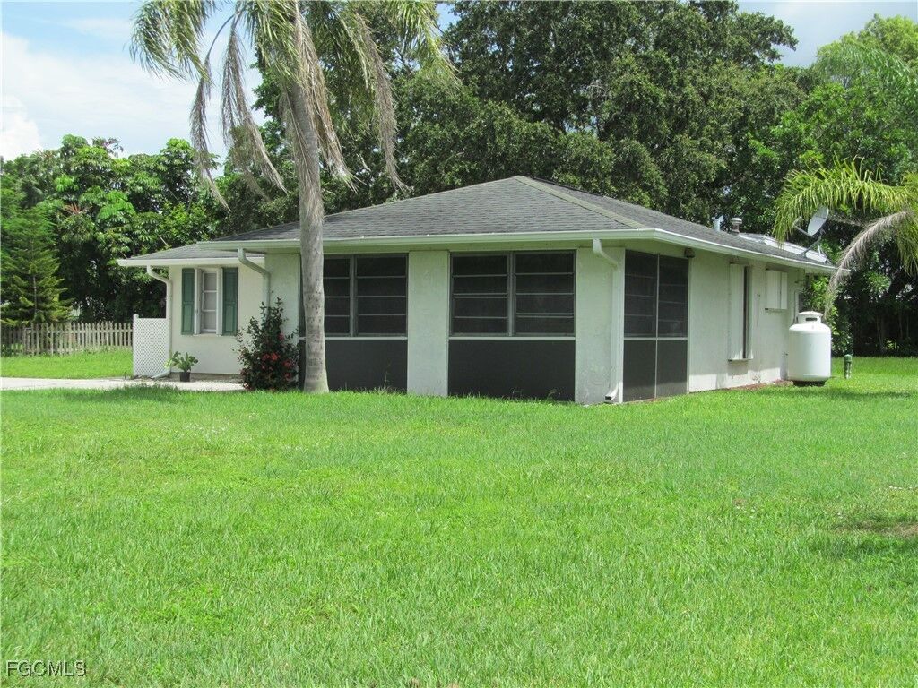 Property Photo:  1411 Caywood Circle S  FL 33936 