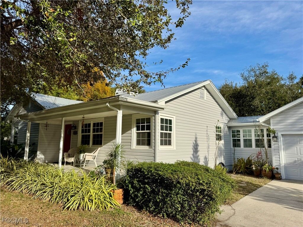 Property Photo:  1640 Marlyn Road  FL 33901 