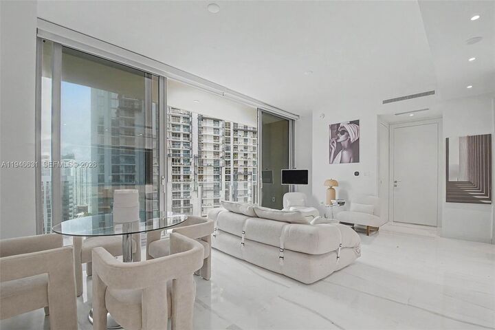 Property Photo:  300 Biscayne Blvd Way 2808  FL 33131 