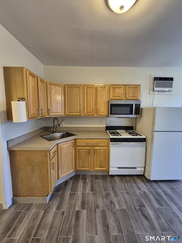 Property Photo:  2979 Fairfield Avenue 1R  CT 06605 