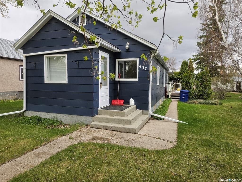Property Photo: 437 4th Avenue E SK S0K 4L0