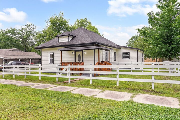 Property Photo:  1207 E Broadway Street  OK 74403 