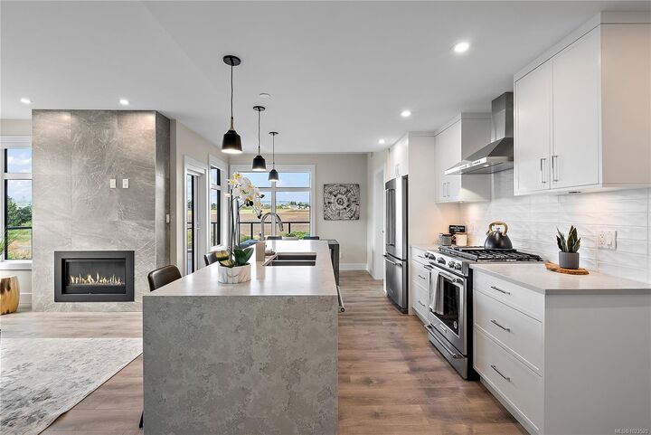 Property Photo:  2520 Hackett Cres 309  BC V8M 0C5 