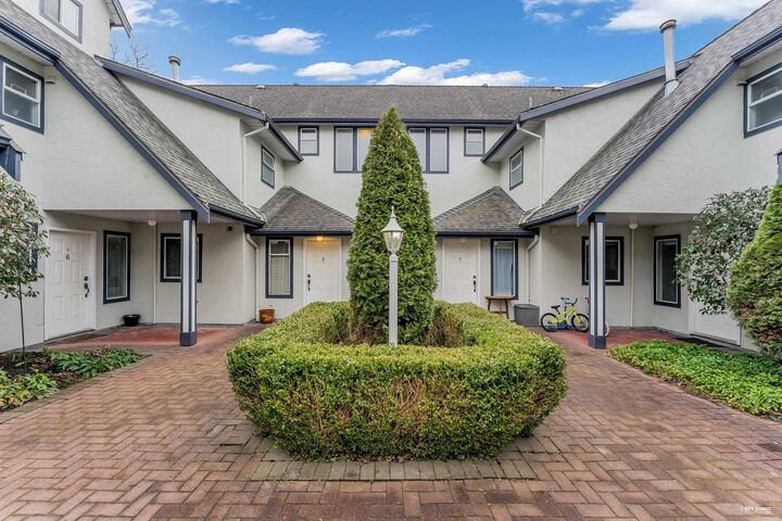 Property Photo:  4890 48 Avenue 8  BC V4K 1V3 