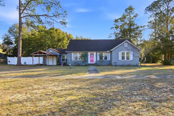 Property Photo:  302 E 2nd Avenue  FL 32536 