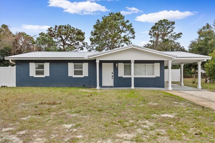Property Photo: 318 NW Oakland Circle FL 32548