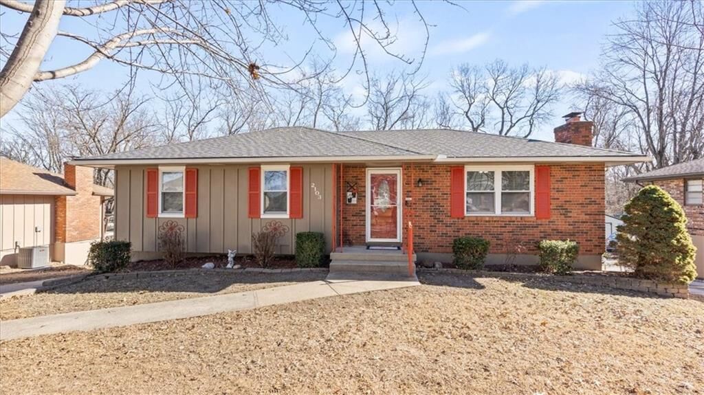Property Photo:  2103 N York Road  MO 64058 