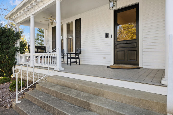 Property Photo:  334 E Lexington Avenue  KY 40422 