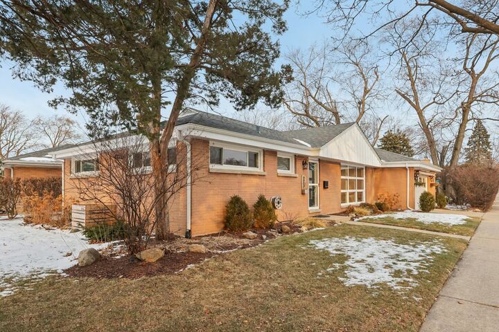 Property Photo: 6803 N Keeler Avenue IL 60712